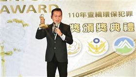 熊抱強吻！環境部淫狼：妳想當到什麼職位