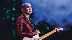 為妻兒當空中飛人！五月天石頭移民英國