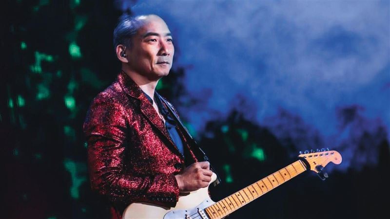 為妻兒當空中飛人！五月天石頭移民英國