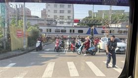 台鐵,死傷,平交道,內壢（圖／翻攝自《內壢大小事》）
