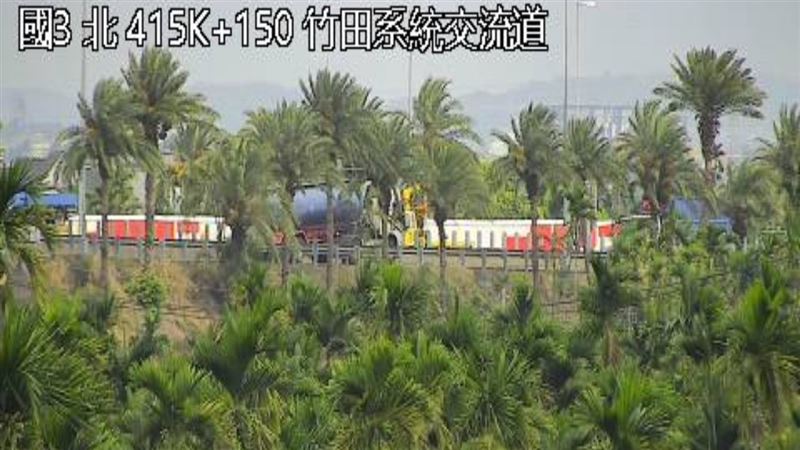 這起事故導致主線管制封閉，只剩外側路肩可通行。（圖／翻攝自高公局網）