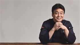 《背包廚神白種元》在韓國有多個連鎖店品牌CEO白種元，這次在《背包廚神 白種元》節目中，回歸廚師身份親自下廚料理(中天綜合台提供)