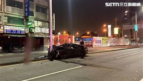 高雄市小港區,野馬,燈桿,駕駛,分隔島,跑車,自撞▲圖片描述。（圖／翻攝畫面）