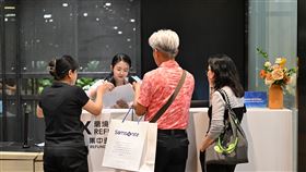 提振經濟促銷費  中國調整境外旅客退稅規範中國商務部等6部門26日印發關於進一步優化離境退稅政策擴大入境消費的通知，即日起境外旅客同日同店購買退稅物品金額達人民幣200元（約新台幣893元），且符合相關規定，可申辦離境退稅。圖為顧客在四川成都辨理離境退稅手續。（中新社提供）中央社  114年4月27日