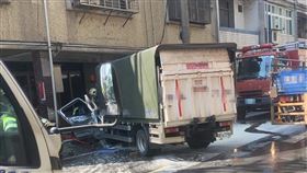 貨車差點衝進民宅，讓附近居民都嚇壞。（圖／翻攝畫面）