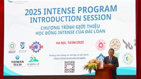 駐越南代表劉世忠宣傳台灣高教駐越南代表劉世忠14日向300多名越南學子介紹台灣高教的優勢，他並提到，截至2024年底，有將近4萬名越南學生正在台灣念書，人數居外籍生之冠。中央社記者陳家倫河內攝  114年4月14日