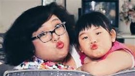 鄭欣宜、沈殿霞母女情深。（圖／翻攝自微博）