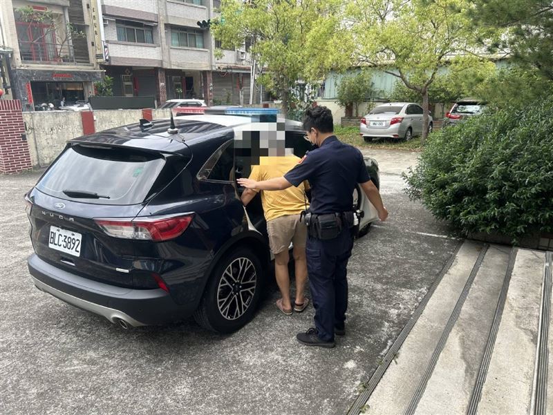 警方協助將婦人送回家。(圖/翻攝畫面)