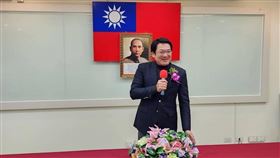 檢調懷疑，基隆市民政處長張淵翔利用戶政系統，協助查詢相關個人資料，介入罷免連署，違反行政中立。（圖／翻攝自張淵翔臉書）