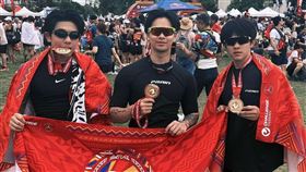 高爾宣與藝人好友林可綸(右）、PIZZALI（左）一起參加三鐵賽。（圖／翻攝自高爾宣IG)