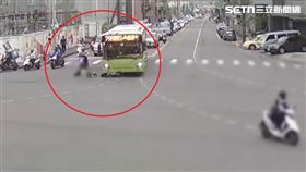 新莊公車追撞前方Ubike，驚悚瞬間畫面曝光。（圖／翻攝畫面）