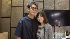 蔡依珊緊貼柯震東，看起來相當開心。（翻攝蔡依珊IG）
