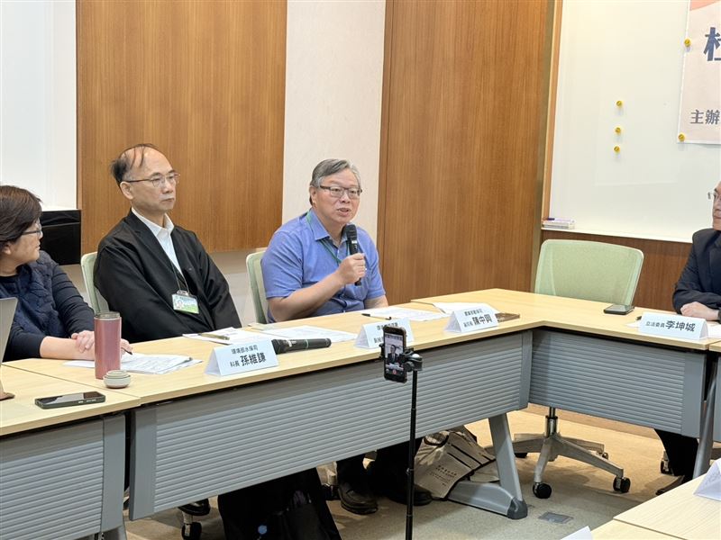 陳中興允諾,會於六月底前,研擬定型化契約草案,保護消費者有公開透明的收費標準。(圖/記者李育道攝影)