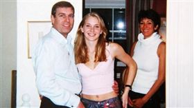 朱佛里（中）17歲時，被麥思維爾（右）安排認識安德魯王子（左），結果遭性侵。（翻攝PoliticsForAlI推特）