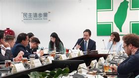 美國智庫「全球安全聯盟（Alliance for Global Security, AGS）」首屆代表團於28日拜訪民進黨中央黨部。（圖／民進黨提供)