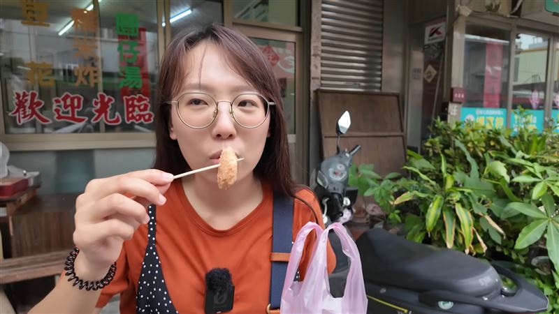 孫女接受國中生請客,意外招來酸民指責。(圖/翻攝自普通女子孫女YouTube)