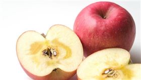 營養師林雨薇表示，蘋果中的多酚物質，遇到氧氣後，再加入蘋果中的酵素作用，導致蘋果變黃；示意圖。（圖取自photoAC）