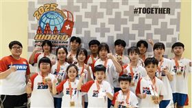 台灣競技疊杯實力出眾在瑞士登場的2025年WSSA競技疊杯世界錦標賽，台灣派出16名小將參賽，在3天賽事橫掃25金15銀12銅。（中華競技疊杯運動推廣協會提供）中央社記者黎建忠傳真  114年4月29日