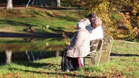 高齡化,人瑞,老年人口,老人（示意圖／翻攝自pixabay）
https://pixabay.com/photos/tranquility-base-lake-people-7602925/