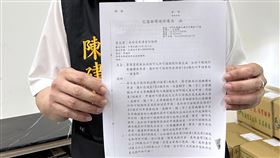 礦石稅爭議遭爆脅迫業者撤告 花蓮縣府澄清週刊以錄音檔內容，指控縣府官員在2021年涉嫌以停工脅迫礦石業者撤告。花蓮縣政府行政暨研考處長陳建村29日拿出相關資料指，礦石稅課徵依法有據，絕不容許惡意抹黑與扭曲事實，呼籲大眾勿以訛傳訛。中央社記者李先鳳攝  114年4月29日