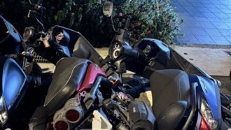 她心情不好伸手怒推 34台機車「骨牌式」倒一片