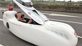 ▲「像潛水艇又像流動廁所」全覆式自行車引熱議！然而其在台灣法規未定義，因體積低矮藏隱憂，違規上路恐挨罰。（翻攝自臉書）