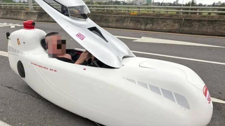 竹市驚見「陸上潛水艇」！違規上路恐挨罰