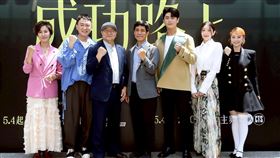左起張詩盈、王識賢、呂東熹、劉昌德、李程彬、郭雪芙、許莉廷 參與《成功路上》首映記者會。（圖／華視、公視台語台提供）