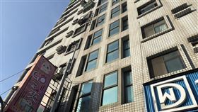 中正路上一處社區大樓發生火警，消防隊短時間內就將火勢撲滅。（圖／翻攝畫面）