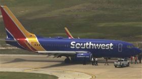 美國西南航空公司一架班機近日飛抵芝加哥後，突有一名女乘客將全身衣物脫光，接著將座椅當成馬桶，失控原地拉屎，導致整個機艙臭氣薰天。（圖／達志／美聯社）