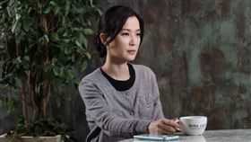  楚宣（右）飾演何蓓蓓（左）的錢嫂媽媽，被詐騙還要拿女兒的錢。（圖／民視提供）