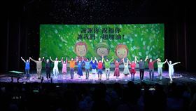 幾米（左）、林懷民（左三）與團員們一同謝幕。（圖／FOCASA提供）