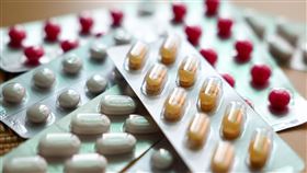 健保署預告藥價修正草案  拚農曆年後上路（2）健保署20日預告藥價修正草案，以4支箭強化藥品供應韌性，包含符合條件必要藥品當年藥價不調整，力拚農曆年後上路，盼能儘速保障藥價合理，確保供藥穩定。圖為幾種家庭常備止痛藥等藥品。中央社記者王騰毅攝  113年11月20日