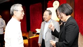 前總統蔡英文驚喜現身《人間條件四》一樣的月光首演現場，親切的與吳念真導演及演員們交流互動。（圖／綠光劇團提供）