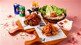 寵媽吃雞餐內有經典調味炸雞1份、去骨炸雞１份、韓式道地五花肉肉包起來跟88元炸物1份、汽水2罐組合。（圖／品牌業者提供）