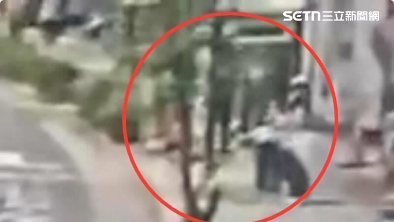 北市黃男在公車站牌偷聞女乘客髮香遭警方約談到案。(圖/翻攝畫面)