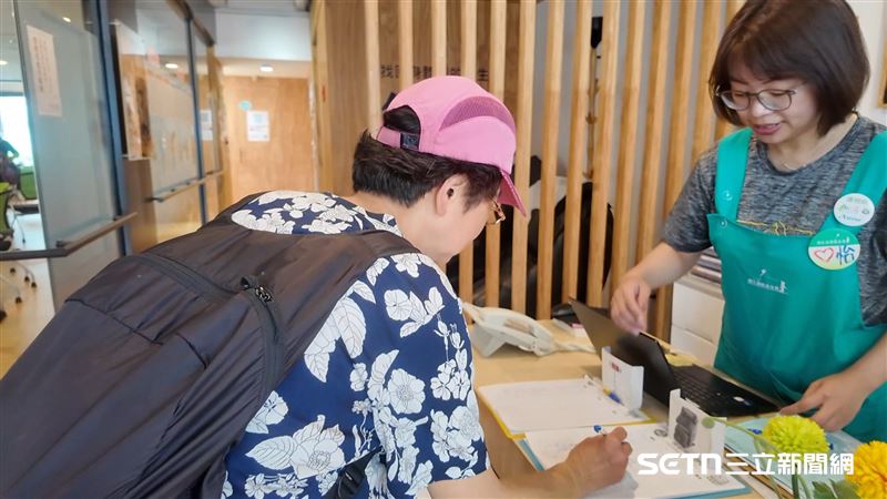 (上圖)課堂上教長輩使用3C;(下圖)上課時報到,也會量體溫並進行消毒。(圖/記者張雅筑攝)