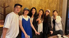 《華燈初上》在「光酒店」班底們合體為胡瑋杰（右）慶生。（圖／翻攝自esther88 IG）