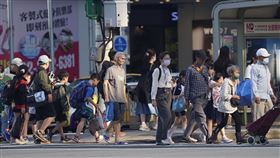 112年平均每戶家庭資產淨值創新高（3）主計總處29日公布112年國富統計，112年底家庭部門平均每戶淨值為新台幣1889萬元，創新高，年增率則達6.56%。主計總處表示，112年雖然整體經濟成長放緩，但是台股表現亮眼，台股加權指數全年上漲26.83%，有護國神山之稱的台積電，股價也水漲船高，股市表現亮眼，家庭財富跟著走揚。圖為台北市松山區放學與下班的民眾。中央社記者徐肇昌攝 114年4月29日