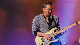 五月天吉他手石頭爆出已經離開台灣移居英國。（圖／翻攝自石頭臉書）