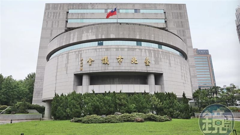 警斜槓、前主播霸記者室　北市議會亂象曝