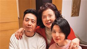 廖錦德（左）今年除夕夜與媽媽（中）吃年夜飯，卻不見廖峻身影。（翻攝自錦德IG）