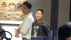 懷秋參加王陽明二手車拍賣活動，外型亮眼的女伴就陪在身旁陪伴，氣質出眾十分吸睛。（圖／本刊攝影組）

