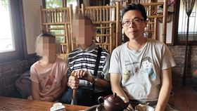 A小姐說父親（中）因病成漸凍人後，自己忙於照護，但陳錦龍（右）至岳父過世始終不聞不問。（讀者提供）