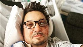 ▲「鷹眼」傑瑞米雷納2023年元旦己遭鏟雪車輾過，斷了30多根骨頭。（圖／翻攝自IG）