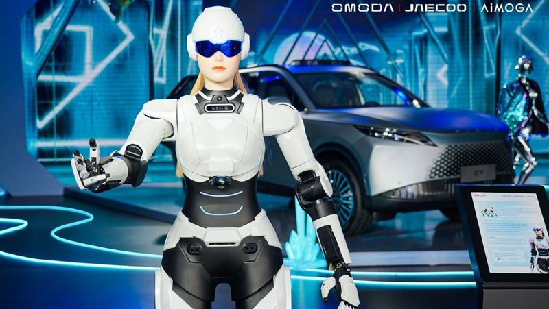 不想聽業務嘴　汽車展間迎來最強女業務