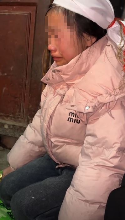 小楊哥女兒哭的泣不成聲。(圖/翻攝自「小楊哥妹妹」抖音)