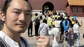 網紅葉式特工昨晚在臉書貼出在天安門廣場的自拍照寫下「抗議司法不公，謝謝賴清德」，引發討論。（圖／翻攝自葉式特工）

