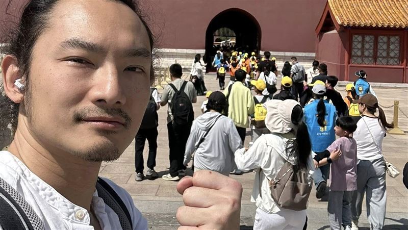 他貼天安門照嗆賴清德 網諷：自拍=抗議？