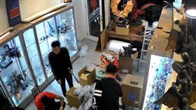 爆出捲款300萬，台中玩具網紅，突離世，消費者怒嗆：被當白痴(圖／翻攝自何凱恩臉書)